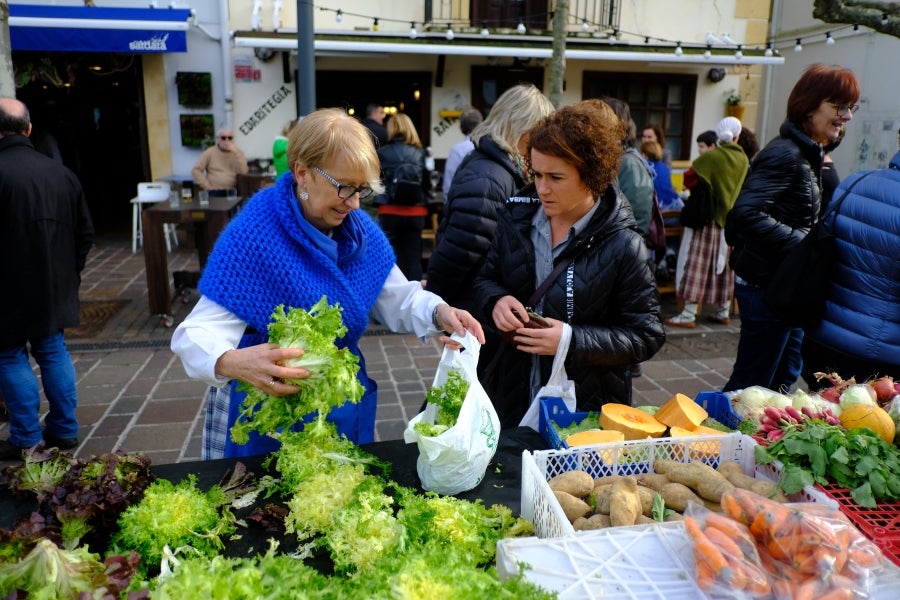 En la muga también se ha celebrado la festividad de Santo Tomás. Así, iruneses y hondarribitarras han podido disfrutar de los talos y de las txistorras hasta primera hora de la tarde. 