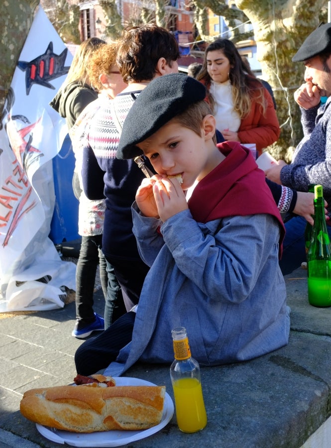 En la muga también se ha celebrado la festividad de Santo Tomás. Así, iruneses y hondarribitarras han podido disfrutar de los talos y de las txistorras hasta primera hora de la tarde. 