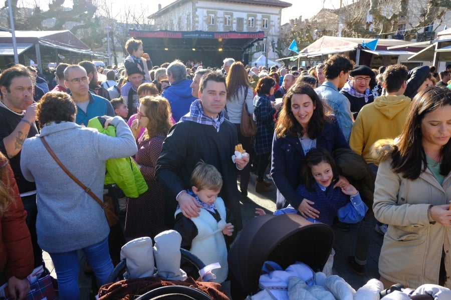 En la muga también se ha celebrado la festividad de Santo Tomás. Así, iruneses y hondarribitarras han podido disfrutar de los talos y de las txistorras hasta primera hora de la tarde. 