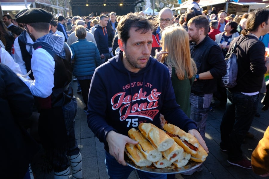 En la muga también se ha celebrado la festividad de Santo Tomás. Así, iruneses y hondarribitarras han podido disfrutar de los talos y de las txistorras hasta primera hora de la tarde. 