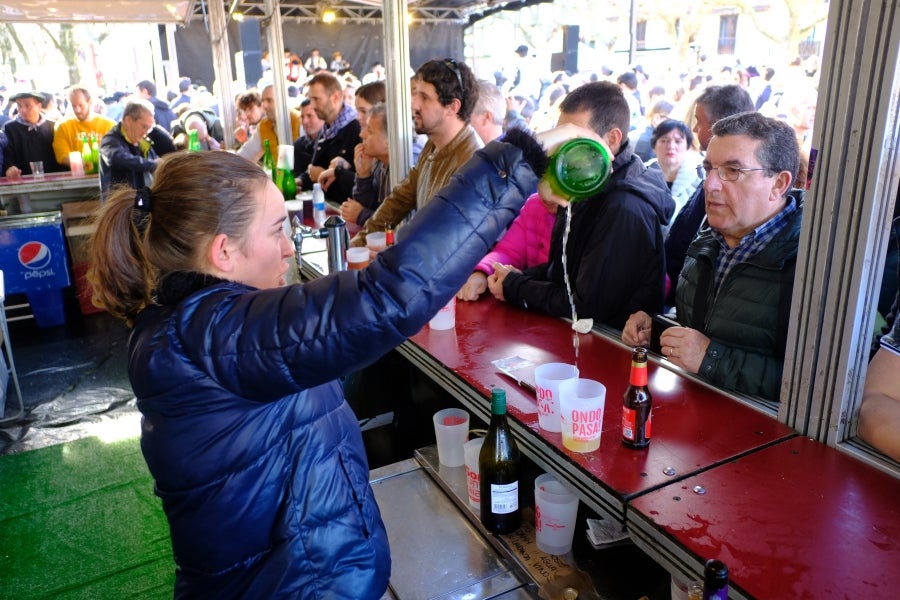 En la muga también se ha celebrado la festividad de Santo Tomás. Así, iruneses y hondarribitarras han podido disfrutar de los talos y de las txistorras hasta primera hora de la tarde. 