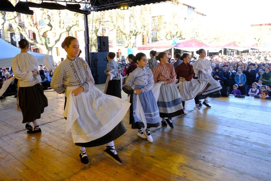 En la muga también se ha celebrado la festividad de Santo Tomás. Así, iruneses y hondarribitarras han podido disfrutar de los talos y de las txistorras hasta primera hora de la tarde. 