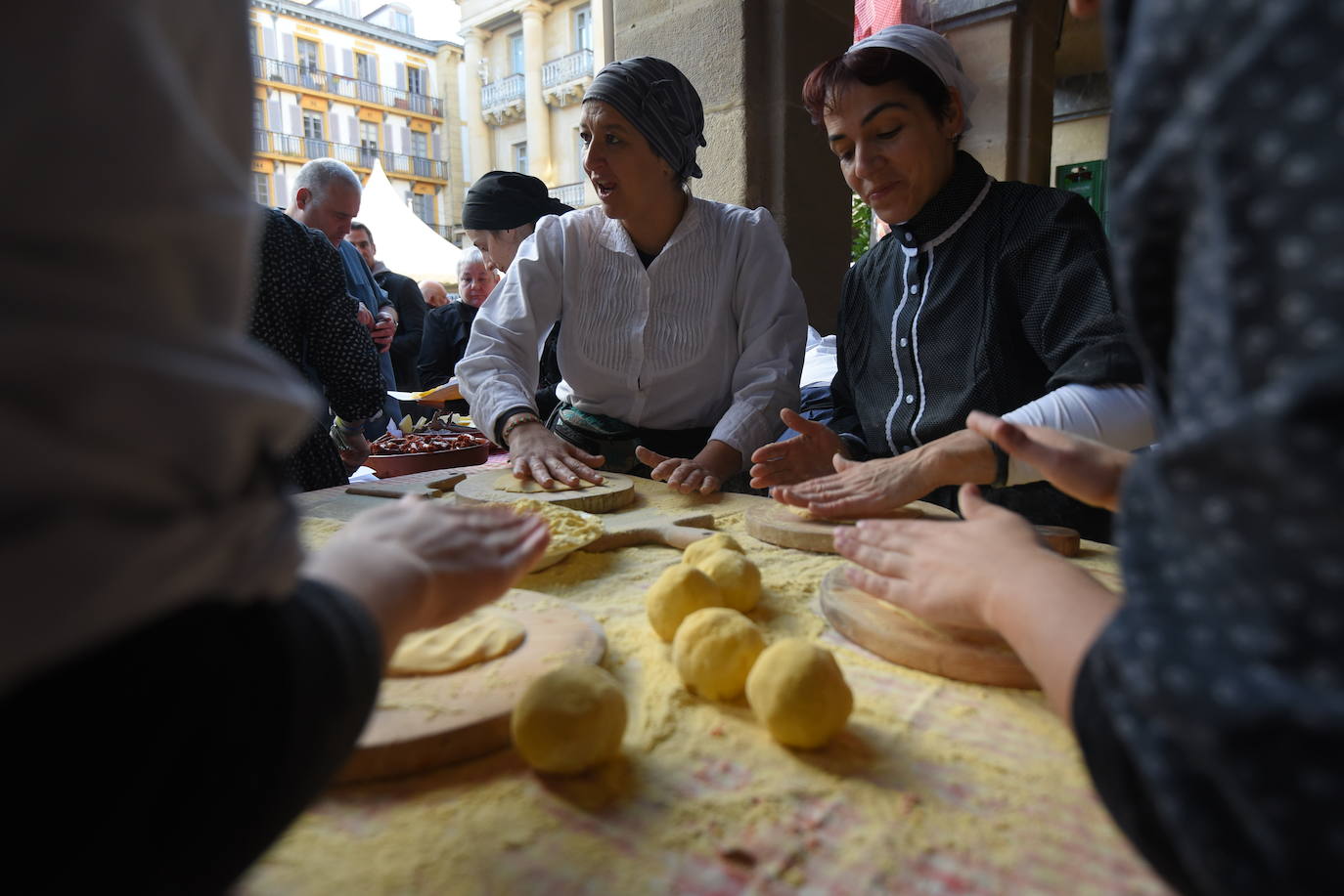 Ambiente festivo en Donostia desde bien temprano. 
