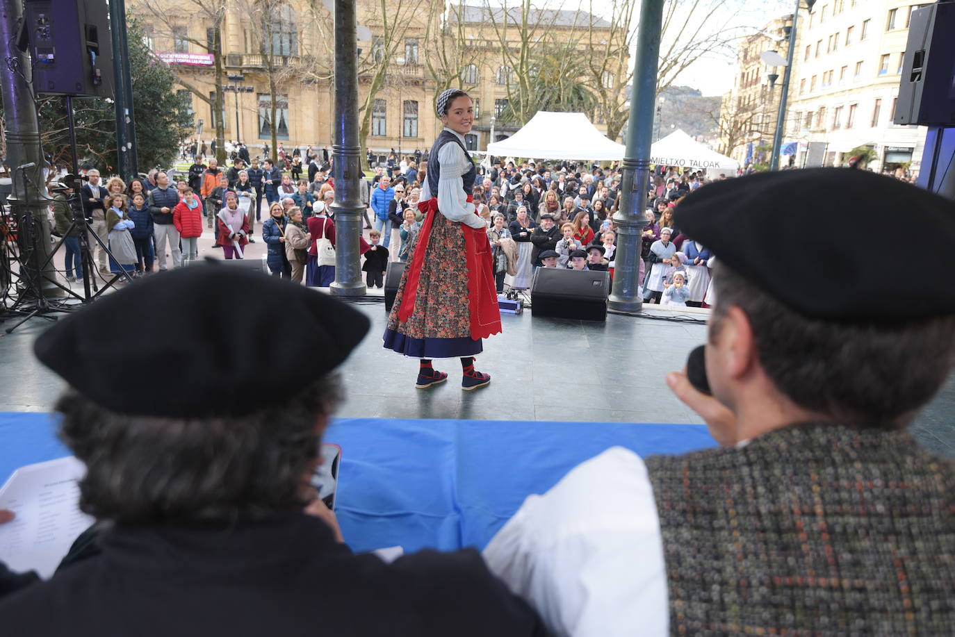 Ambiente festivo en Donostia desde bien temprano. 