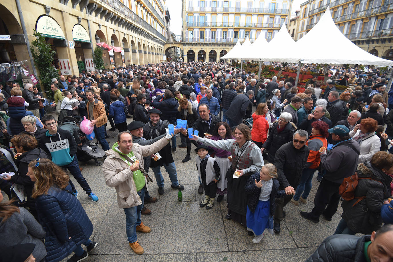 Ambiente festivo en Donostia desde bien temprano. 