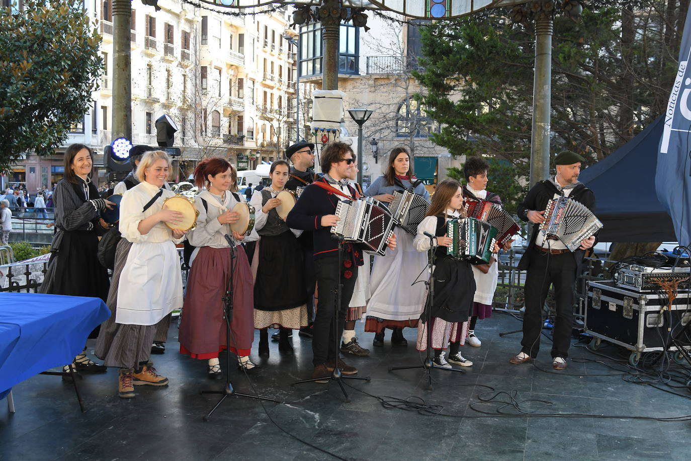 Ambiente festivo en Donostia desde bien temprano. 