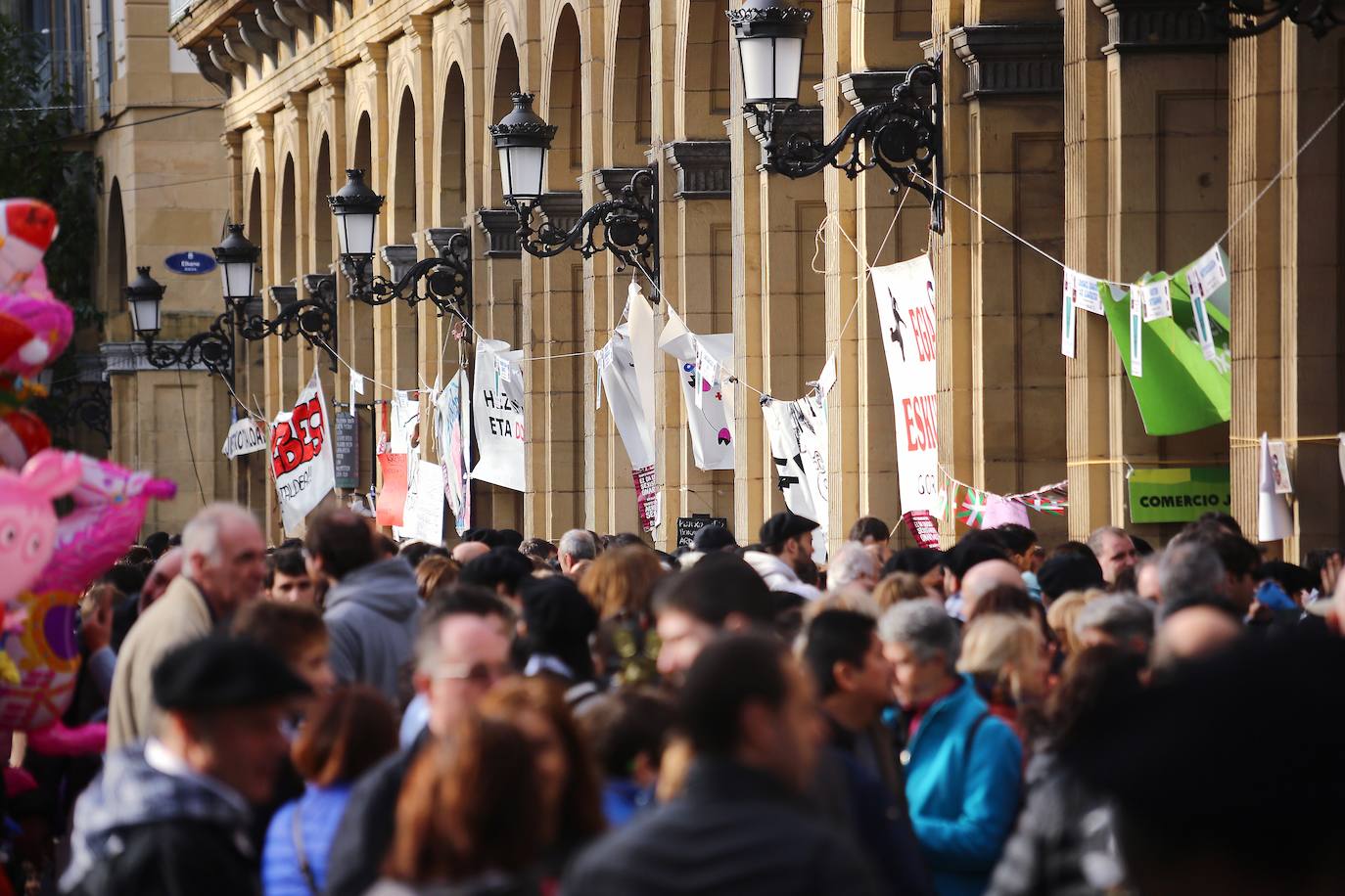 Ambiente festivo en Donostia desde bien temprano. 