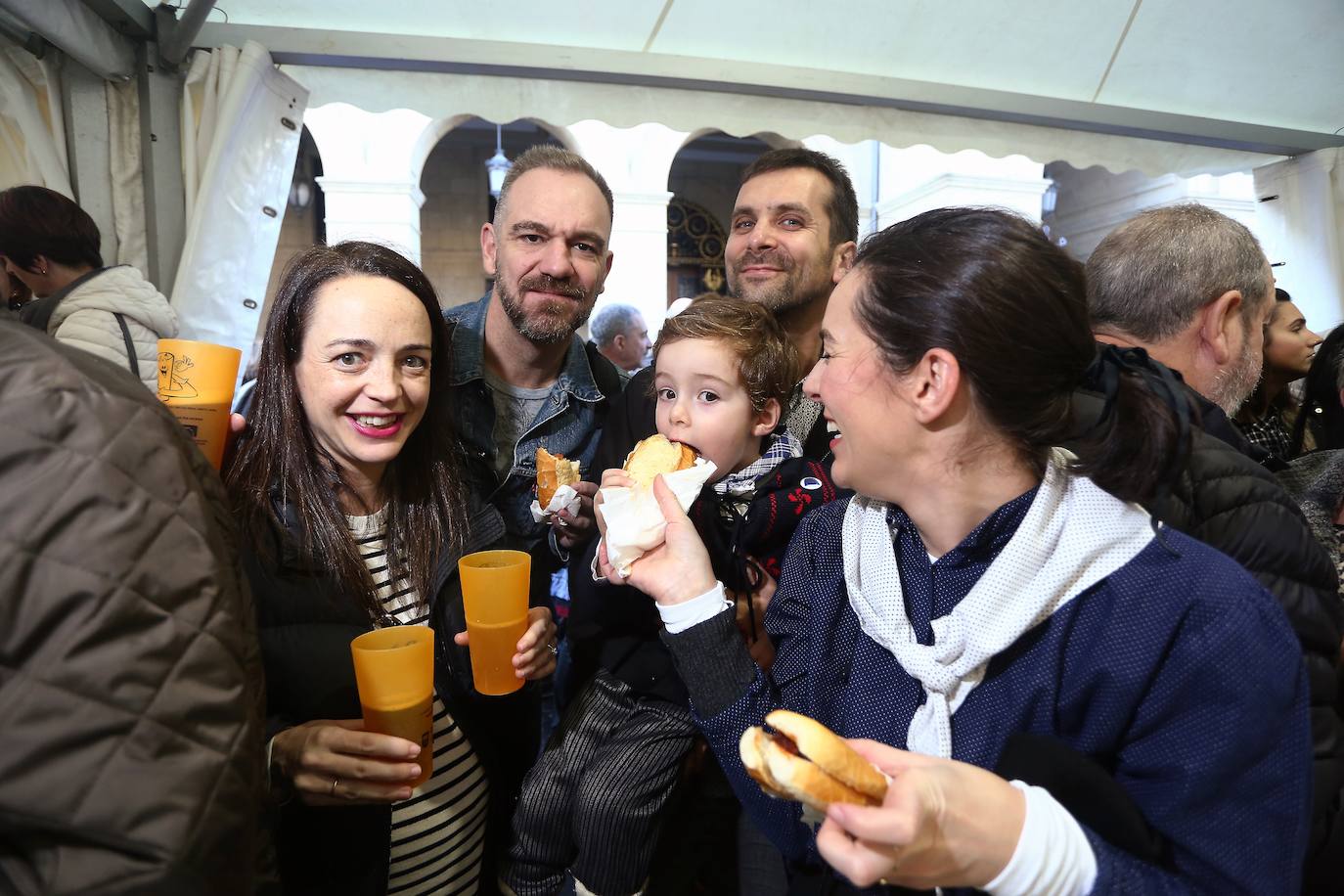 Ambiente festivo en Donostia desde bien temprano. 