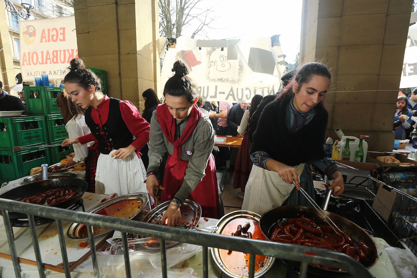 Ambiente festivo en Donostia desde bien temprano. 