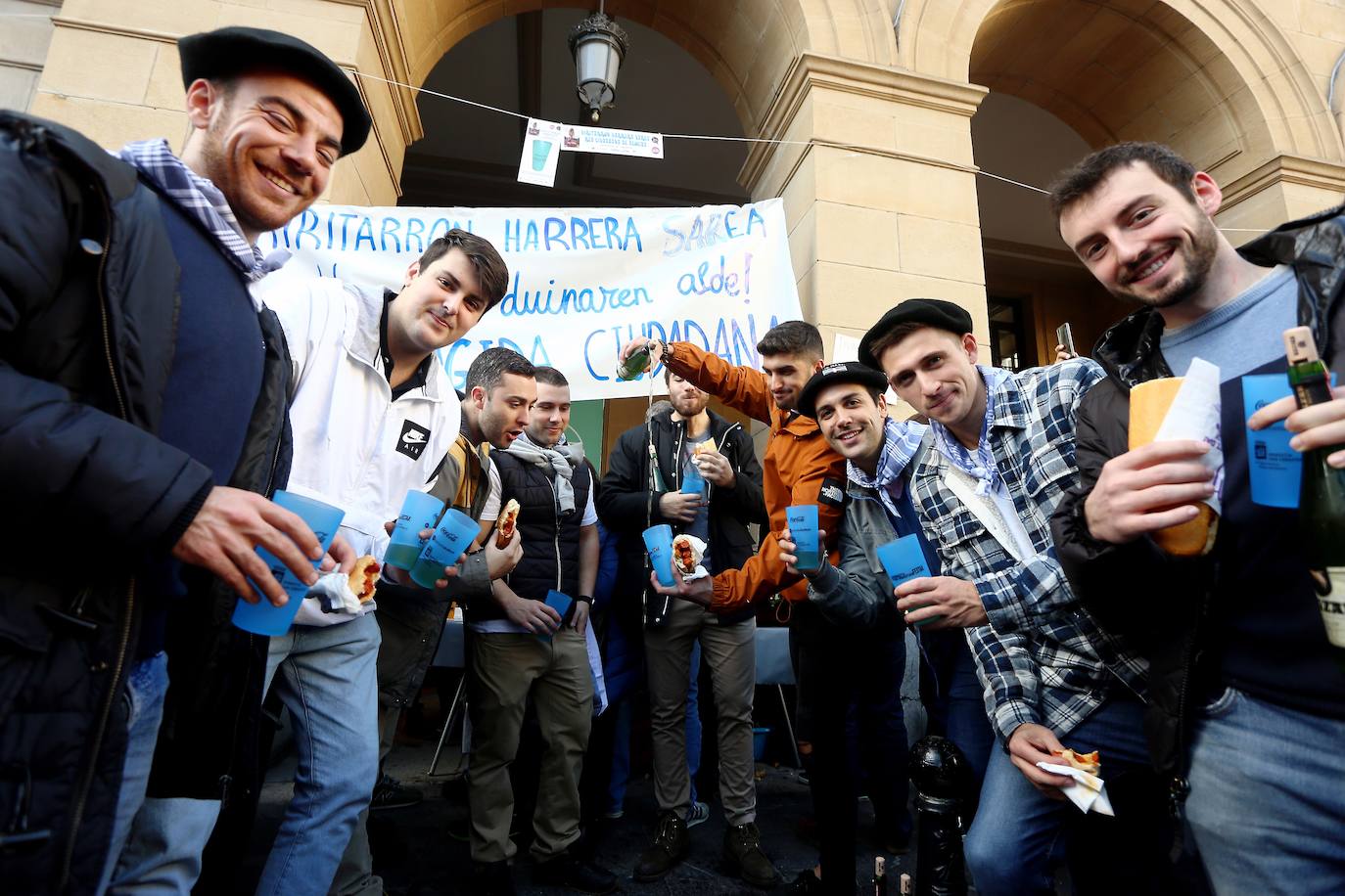 Ambiente festivo en Donostia desde bien temprano. 