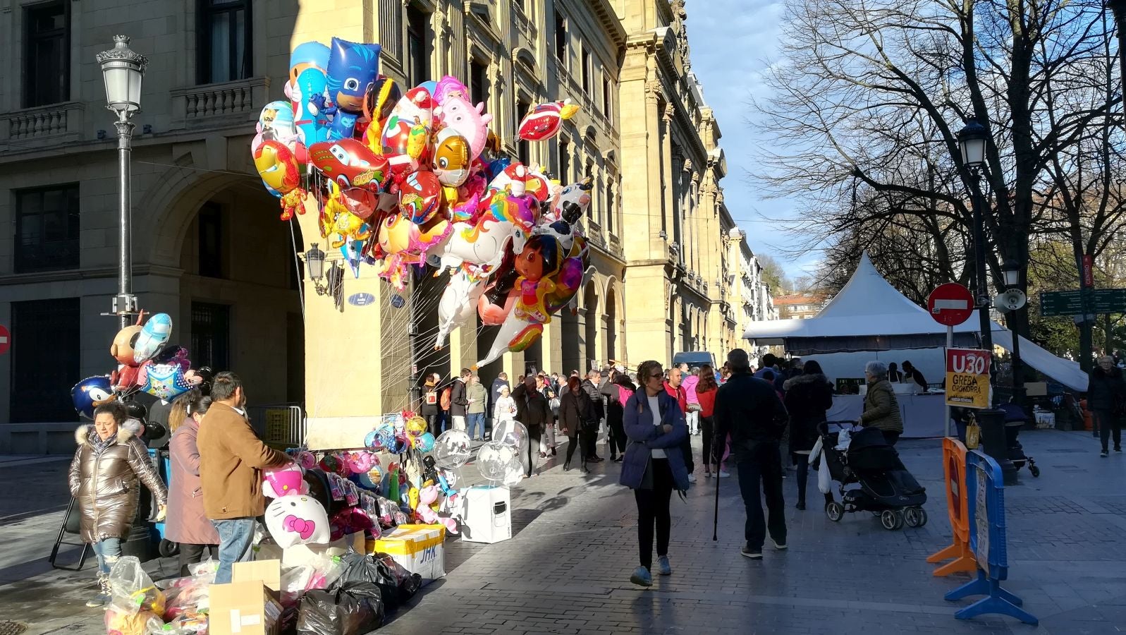 Los donostiarras han madrugado para ir a la feria desde primera hora de la mañana para ver a los animales en la Plaza Okendo y a la cerda en la Constitución