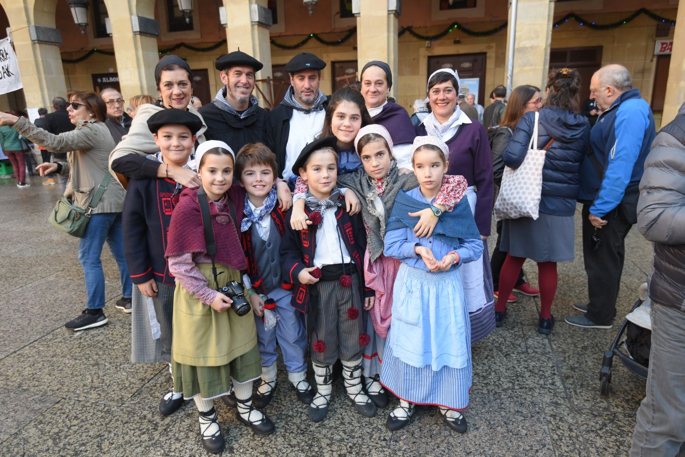 Los donostiarras han madrugado para ir a la feria desde primera hora de la mañana para ver a los animales en la Plaza Okendo y a la cerda en la Constitución