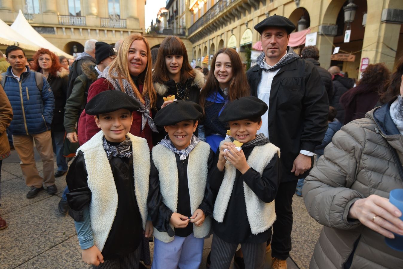 Los donostiarras han madrugado para ir a la feria desde primera hora de la mañana para ver a los animales en la Plaza Okendo y a la cerda en la Constitución