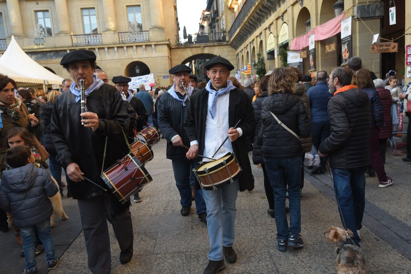 Los donostiarras han madrugado para ir a la feria desde primera hora de la mañana para ver a los animales en la Plaza Okendo y a la cerda en la Constitución