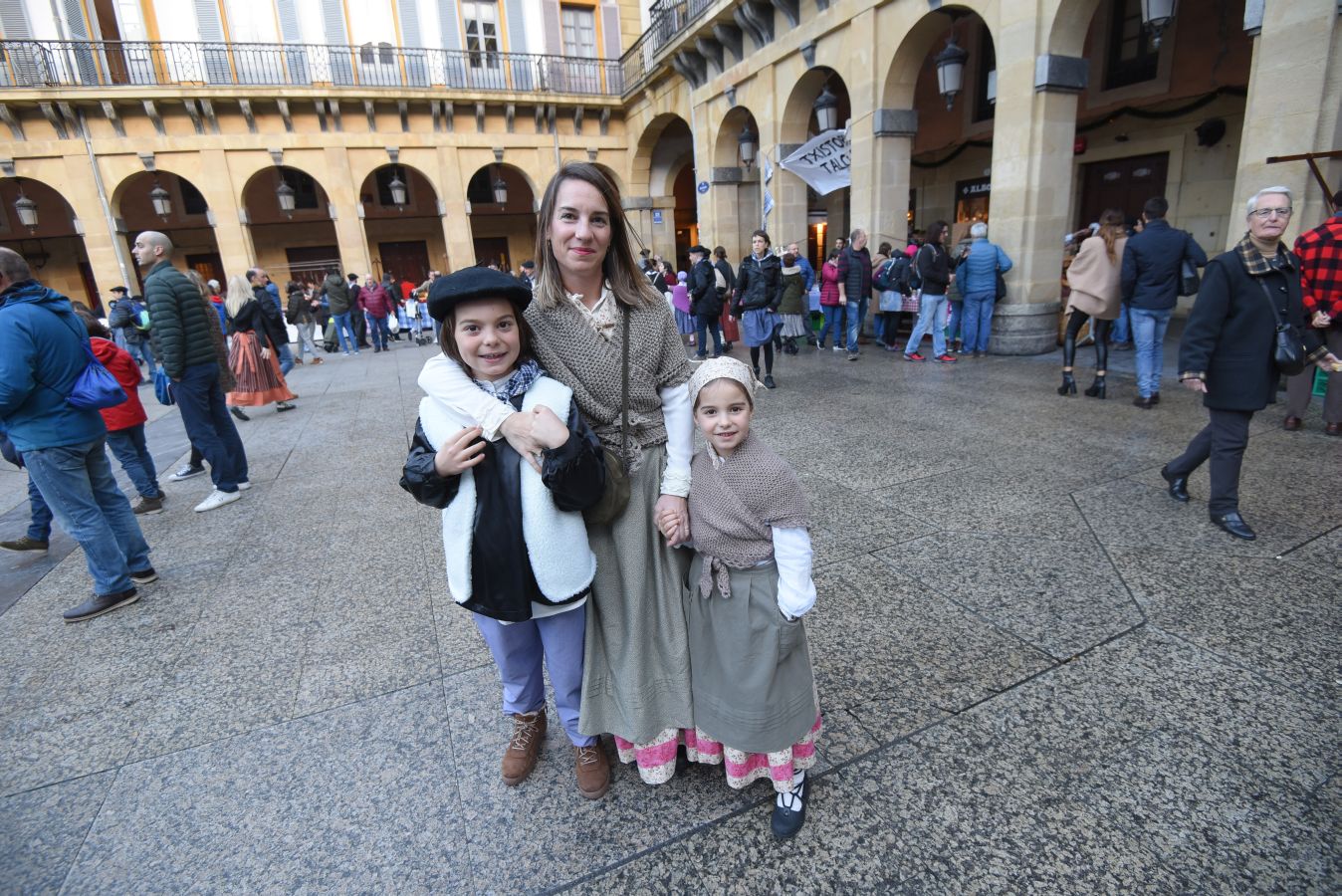 Los donostiarras han madrugado para ir a la feria desde primera hora de la mañana para ver a los animales en la Plaza Okendo y a la cerda en la Constitución