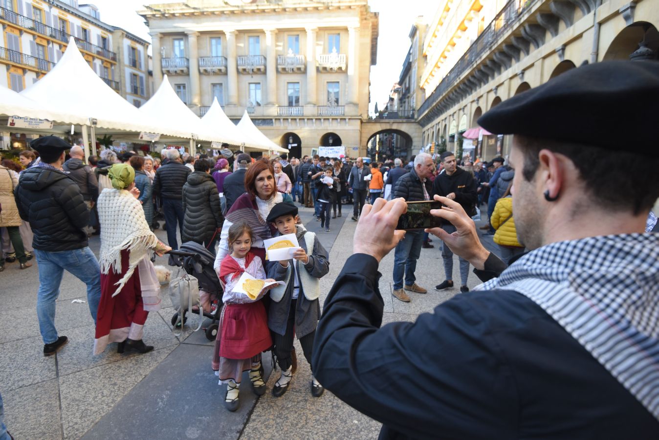 Los donostiarras han madrugado para ir a la feria desde primera hora de la mañana para ver a los animales en la Plaza Okendo y a la cerda en la Constitución