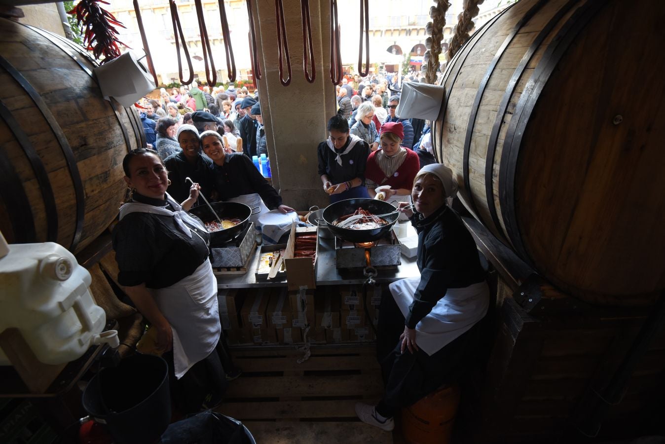 Los donostiarras han madrugado para ir a la feria desde primera hora de la mañana para ver a los animales en la Plaza Okendo y a la cerda en la Constitución