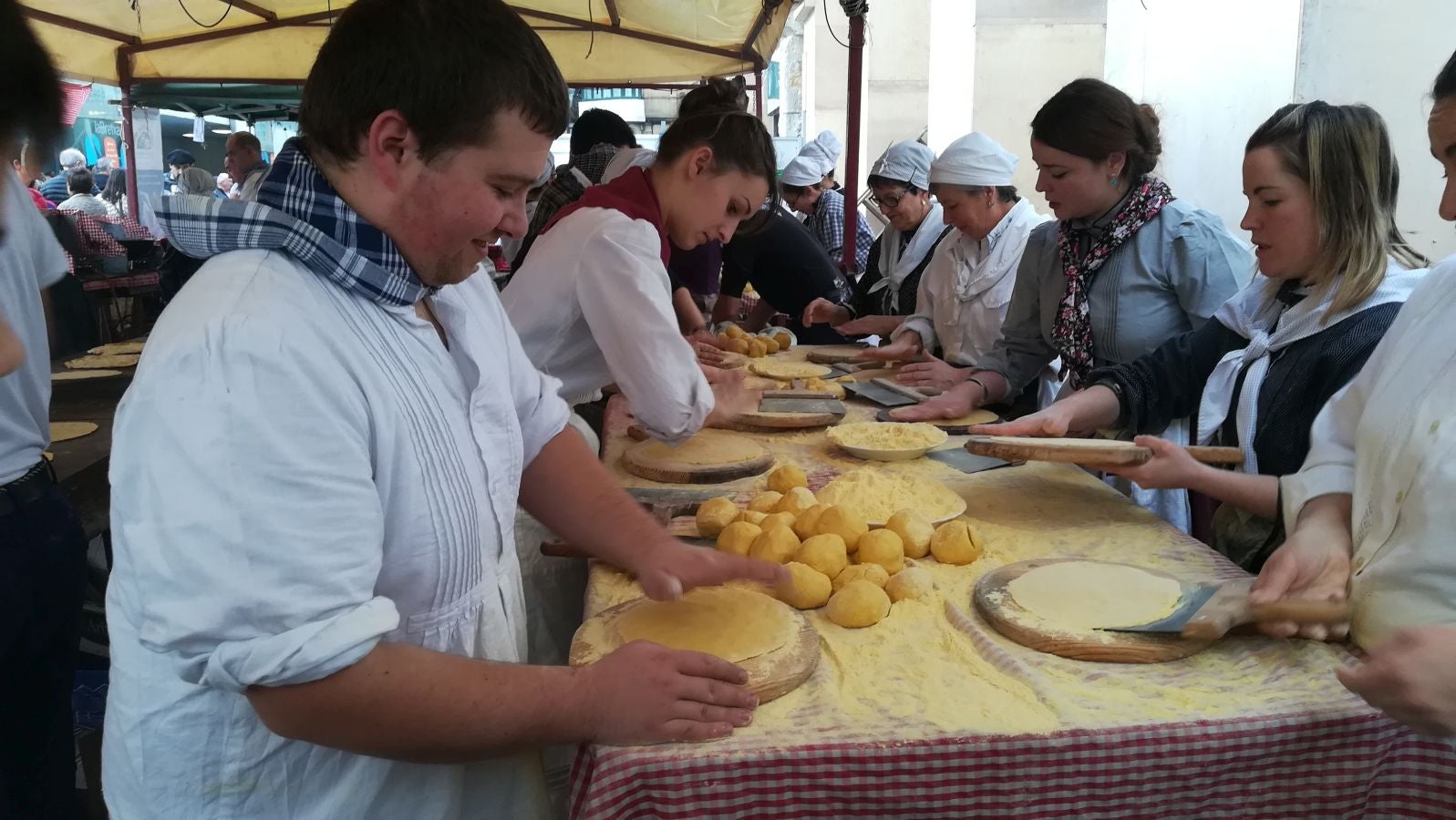 Los donostiarras han madrugado para ir a la feria desde primera hora de la mañana para ver a los animales en la Plaza Okendo y a la cerda en la Constitución