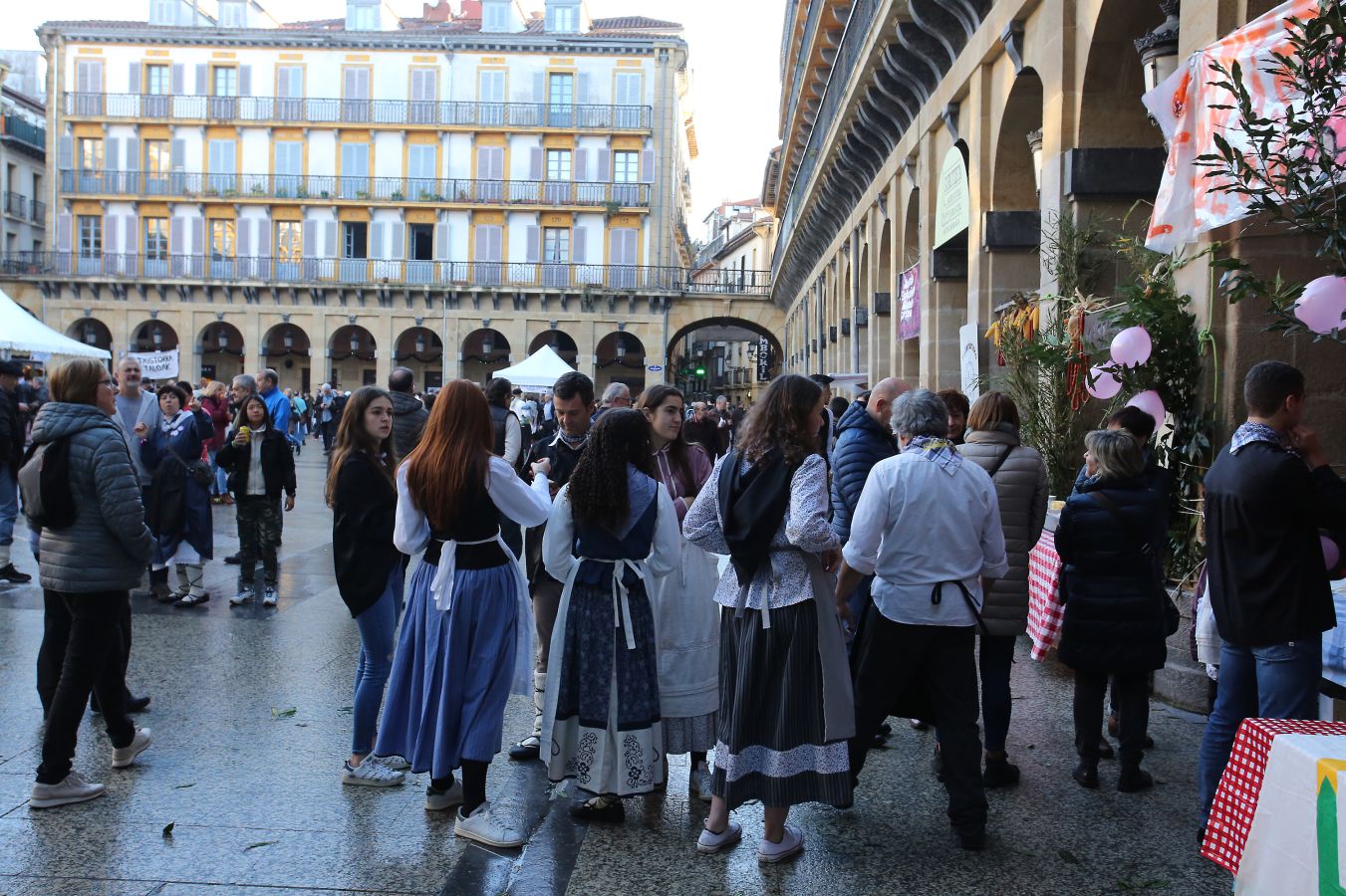 Ambiente festivo en Donostia desde bien temprano. 