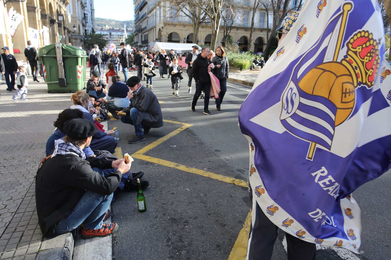 Ambiente festivo en Donostia desde bien temprano. 