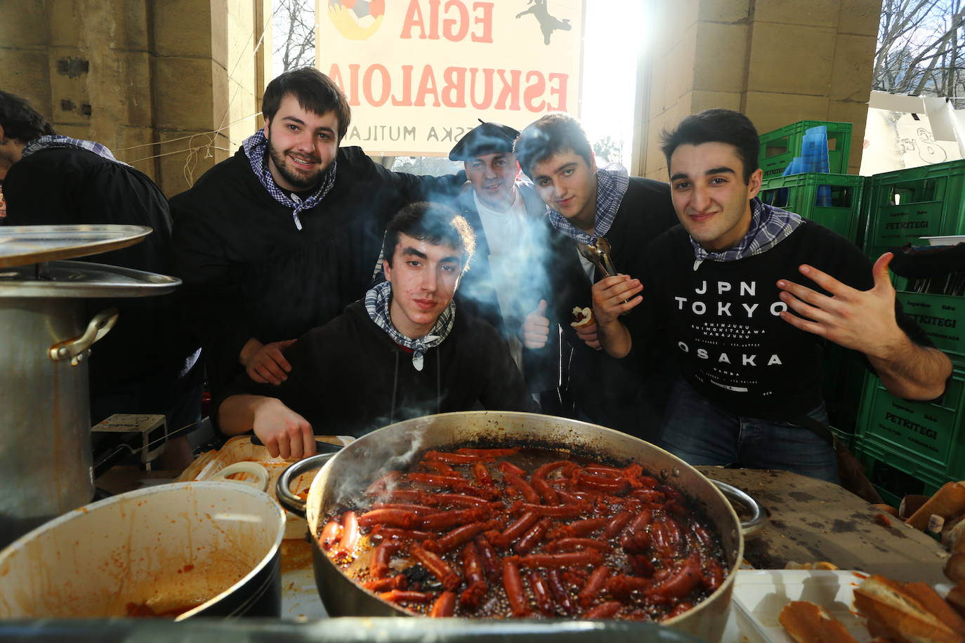 Ambiente festivo en Donostia desde bien temprano. 