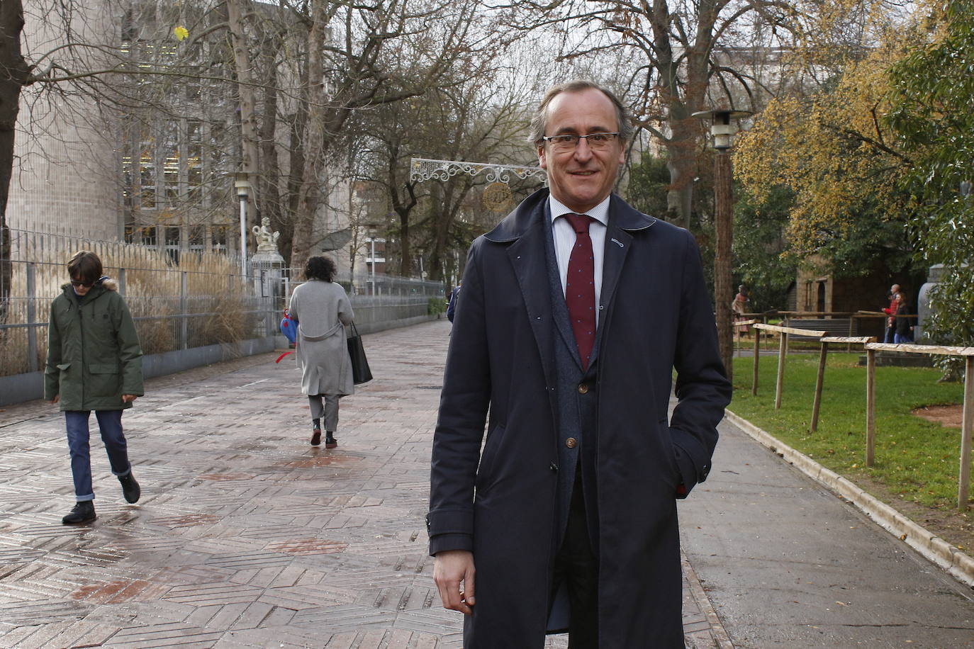 El presidente del PP vasco, Alfonso Alonso, posa en las inmediaciones del Parlamento autonómico, en Vitoria. 