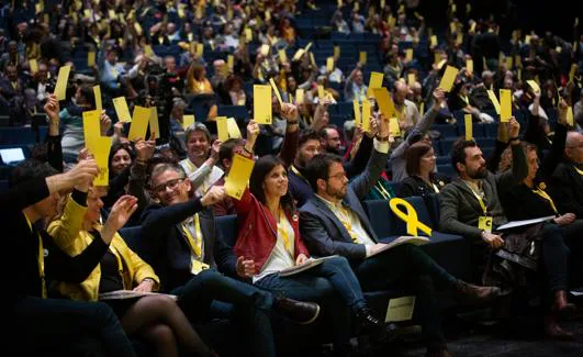 Los compromisarios de ERC votan, este sábado, una de las resoluciones del congreso del partido independentista.