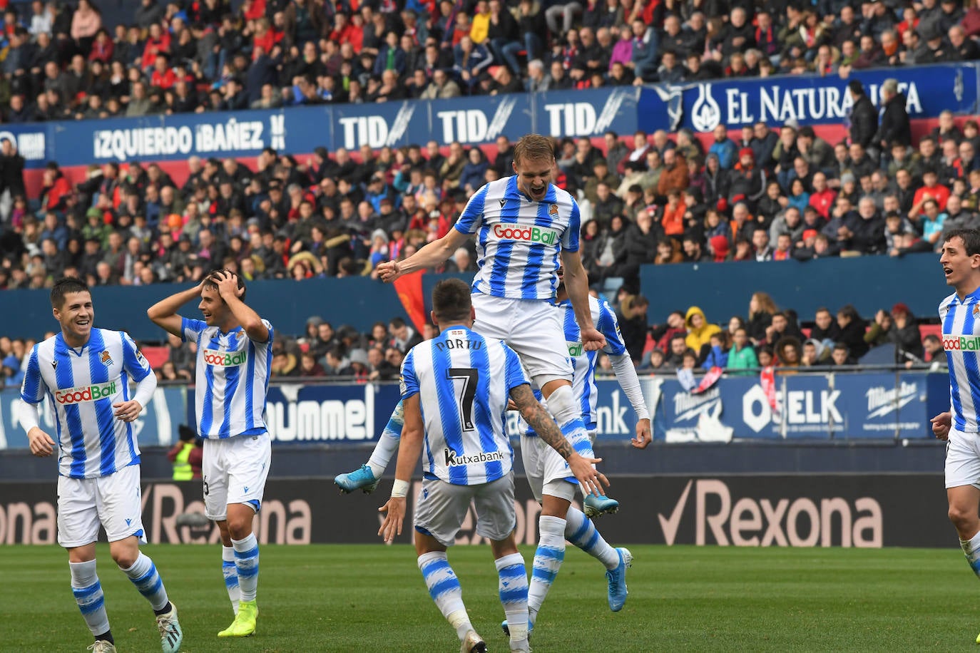 Fotos: Las mejores imágenes del Osasuna - Real Sociedad en El Sadar