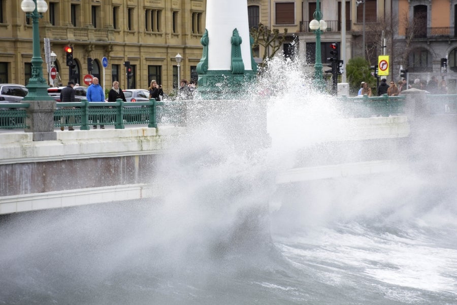 'Fabien', la profunda borrasca atlántica, que durante los últimos días ha azotado a Gipuzkoa, se aleja rápidamente de la península. 