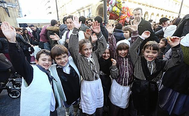 Galería. Santo Tomás 2019: Ambiente festivo en Donostia desde bien temprano. 