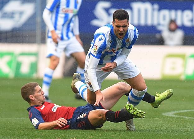 Merino, muy motivado ayer en Pamplona, recibe una dura entrada de Darko. 