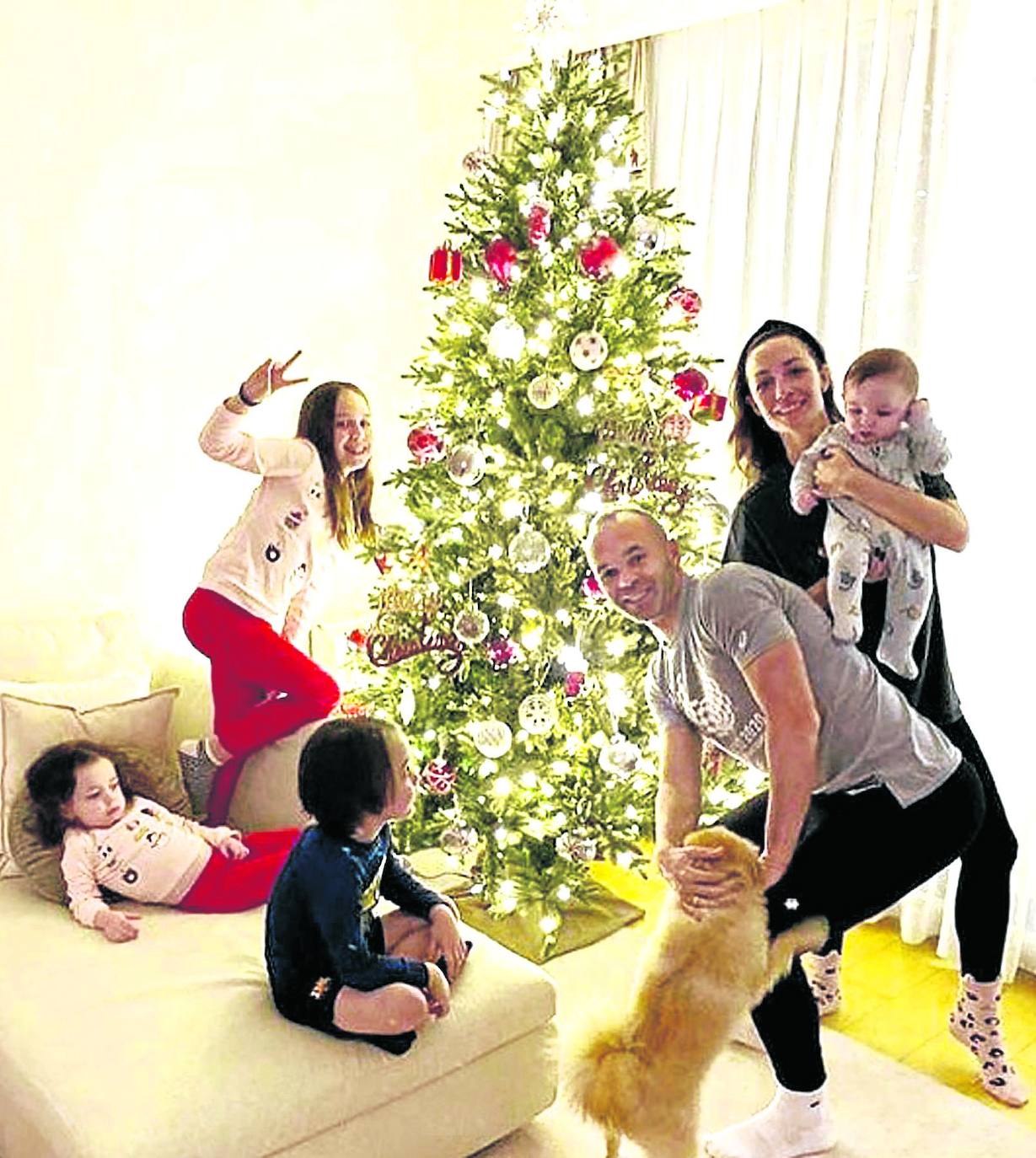 Pese a residir en Japón, Andrés Iniesta sigue fiel a la costumbre de montar el árbol de Navidad junto a su mujer, Anna Ortiz, y sus cuatro hijos.