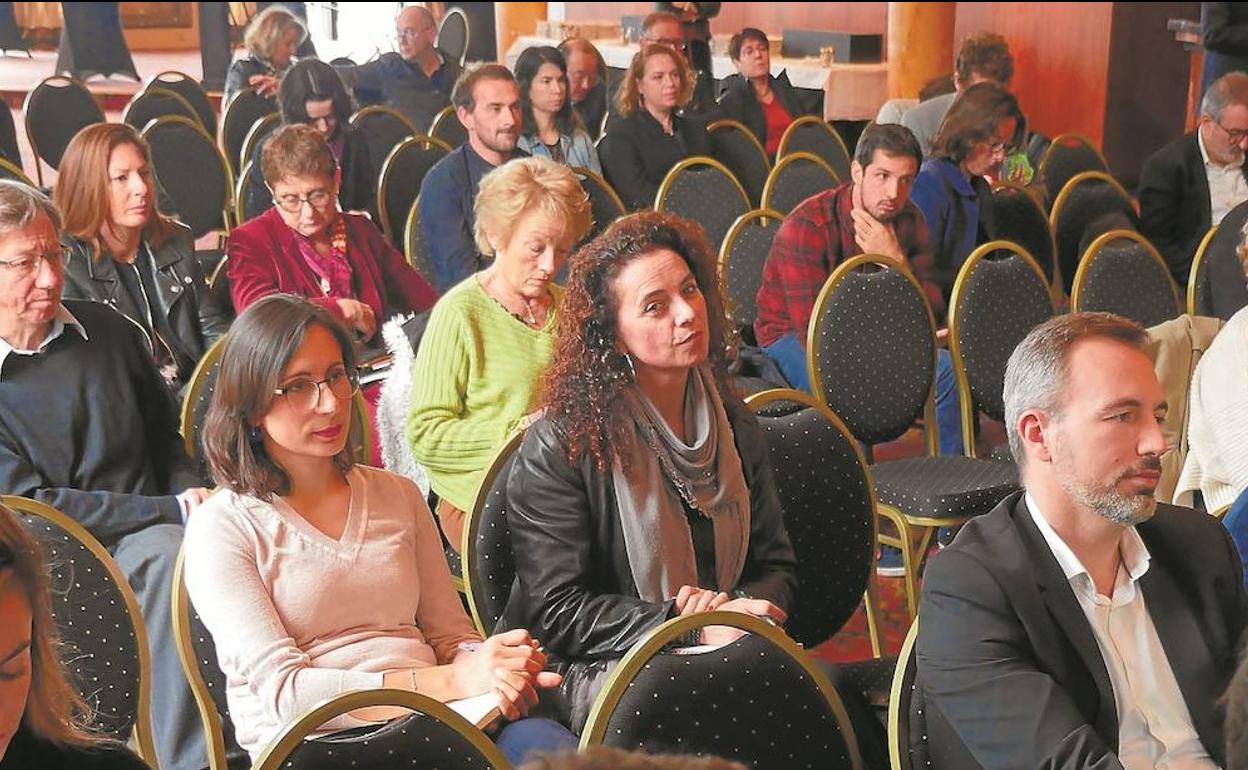 Público asistente al Foro Bidasoa transfronterizo, celebrado en el Casino Municipal de Biarritz. 