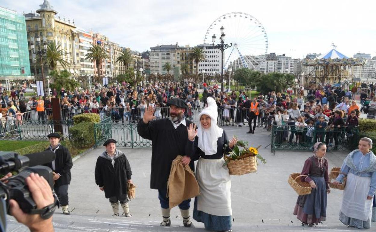 Olentzero y Mari Domingi saluda en Alderdi Eder.