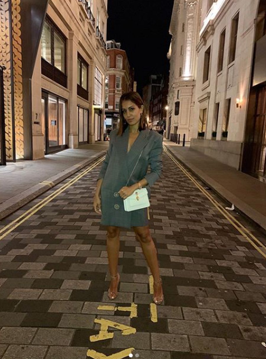 La actriz que siempre ha presumido de ser una mujer de un estilo sexy y sofisticado lo sigue confirmando una vez más con una 'blazer' vestido en color verde que nuevamente acompaña con una sandalia de tacón