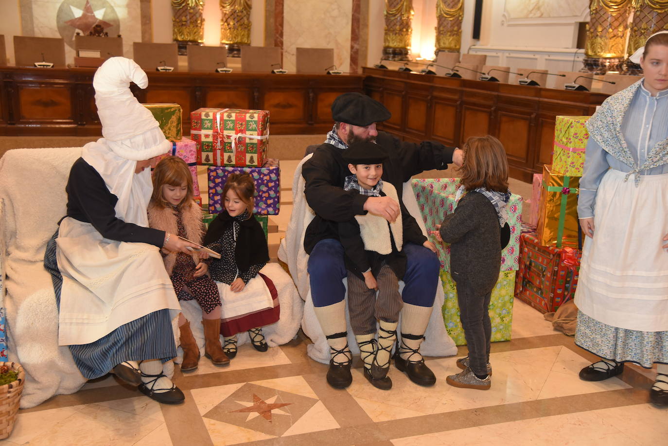 Olentzero y Mari Domingo han recorrido todos los rincones de San Sebastián para recoger las peticiones de los más pequeños.