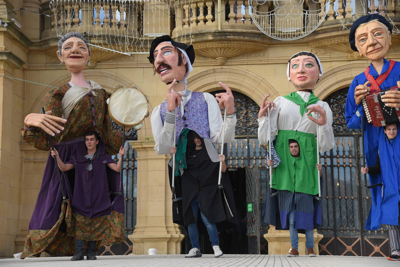 Olentzero y Mari Domingo han recorrido todos los rincones de San Sebastián para recoger las peticiones de los más pequeños.