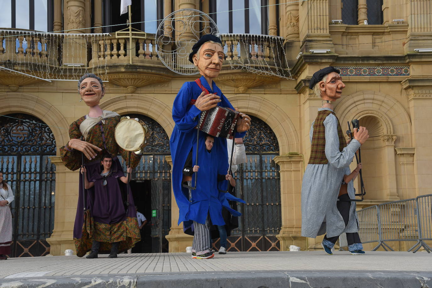 Olentzero y Mari Domingo han recorrido todos los rincones de San Sebastián para recoger las peticiones de los más pequeños.