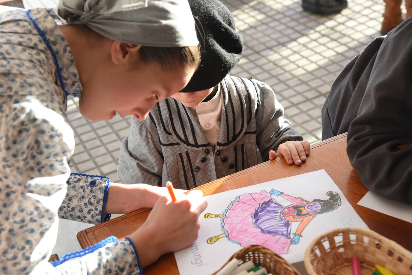 Olentzero y Mari Domingo han recorrido todos los rincones de San Sebastián para recoger las peticiones de los más pequeños.