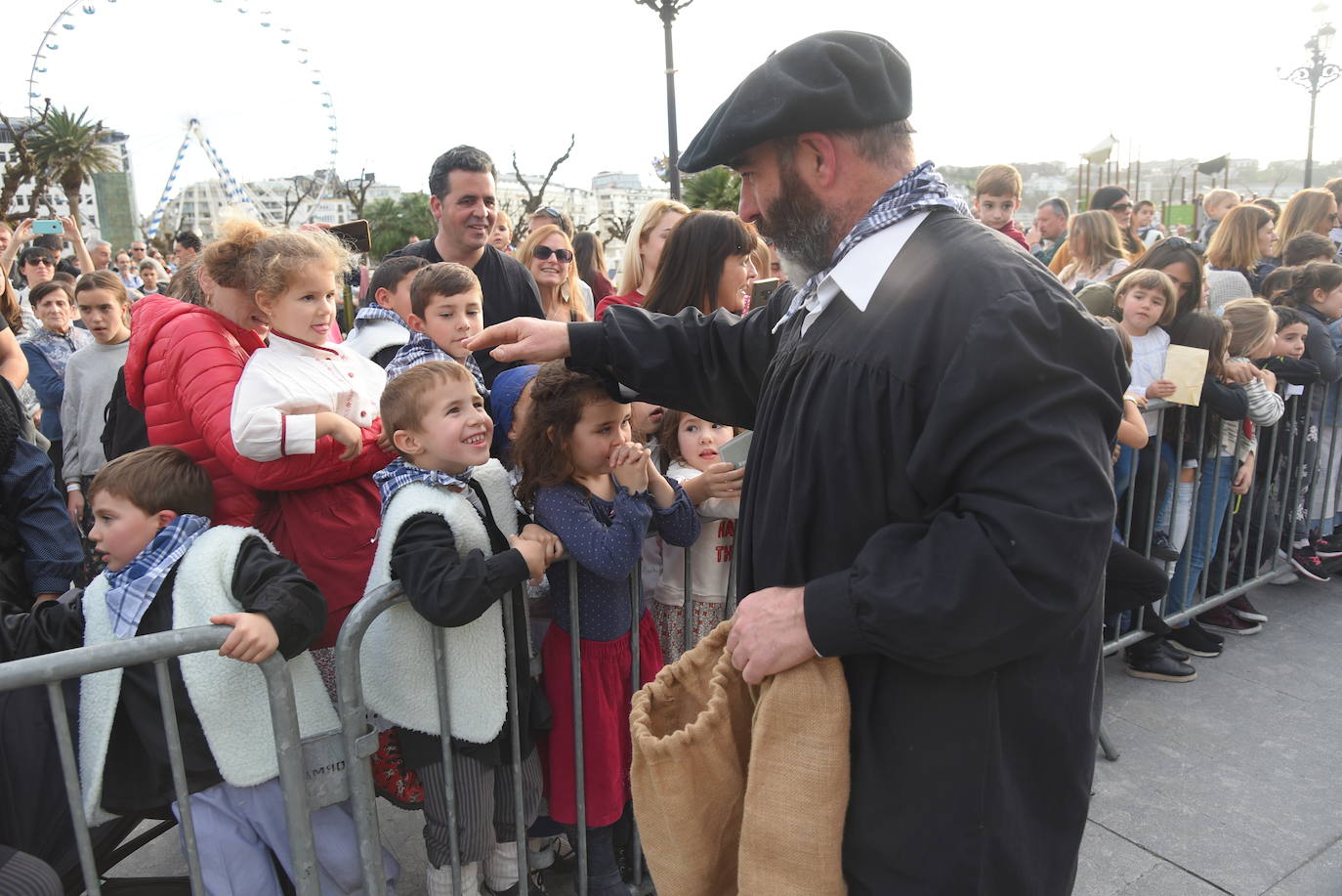 Olentzero y Mari Domingo han recorrido todos los rincones de San Sebastián para recoger las peticiones de los más pequeños.