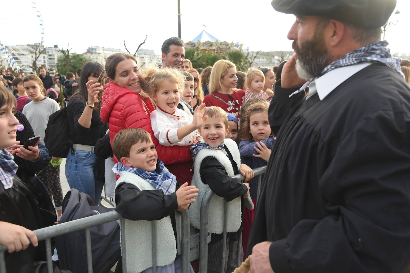 Olentzero y Mari Domingo han recorrido todos los rincones de San Sebastián para recoger las peticiones de los más pequeños.