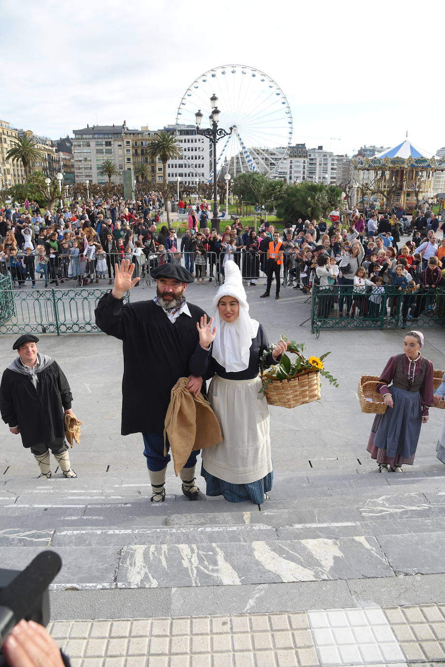 Olentzero y Mari Domingo han recorrido todos los rincones de San Sebastián para recoger las peticiones de los más pequeños.