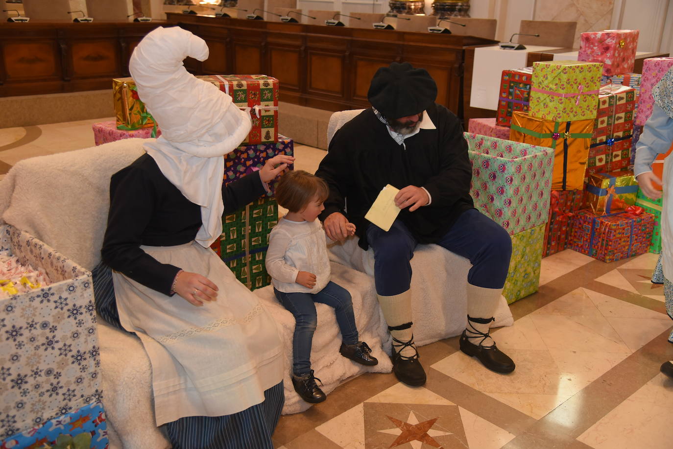 Olentzero y Mari Domingo han recorrido todos los rincones de San Sebastián para recoger las peticiones de los más pequeños.