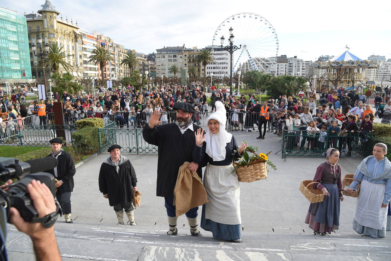 Olentzero y Mari Domingo han recorrido todos los rincones de San Sebastián para recoger las peticiones de los más pequeños.