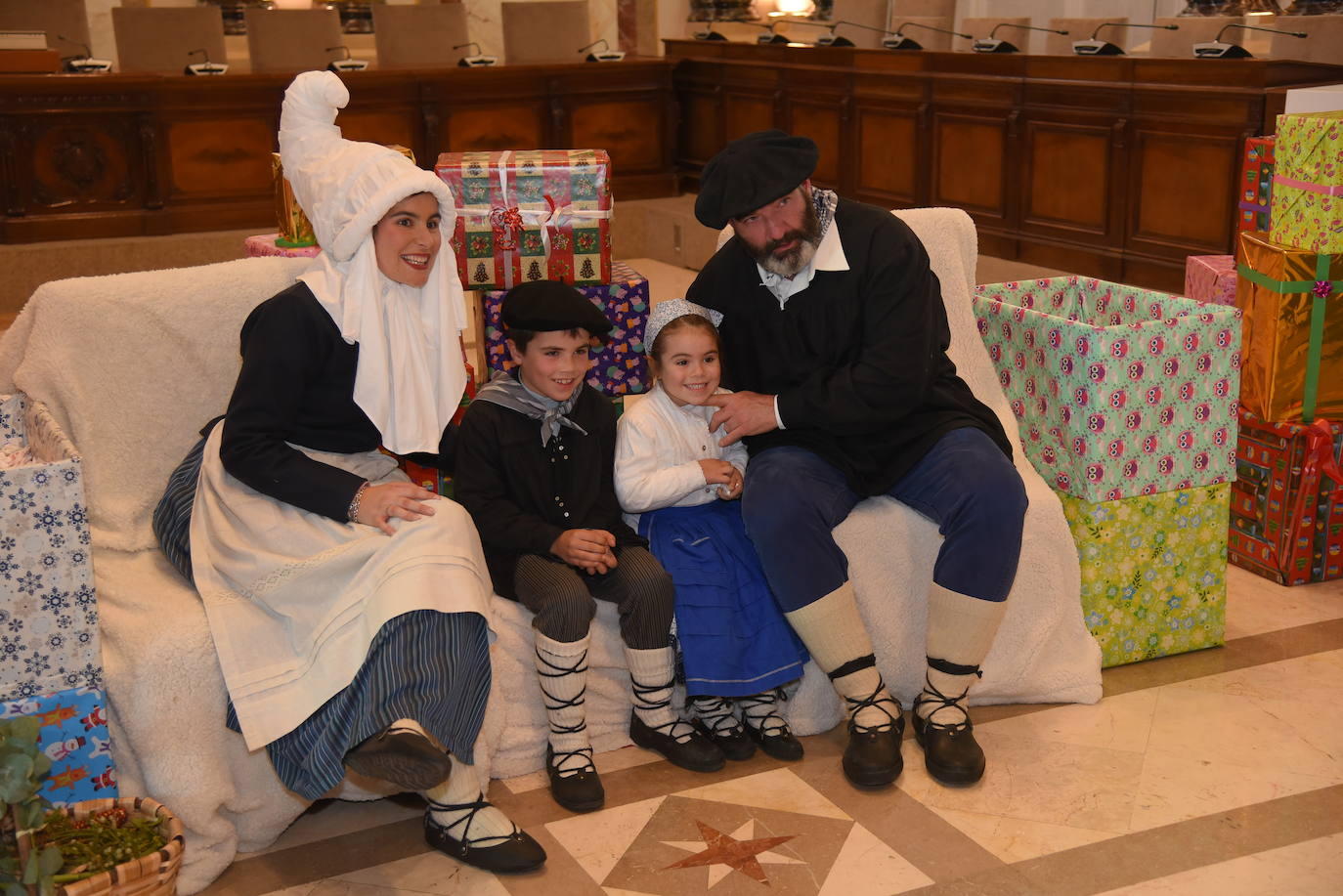 Olentzero y Mari Domingo han recorrido todos los rincones de San Sebastián para recoger las peticiones de los más pequeños.