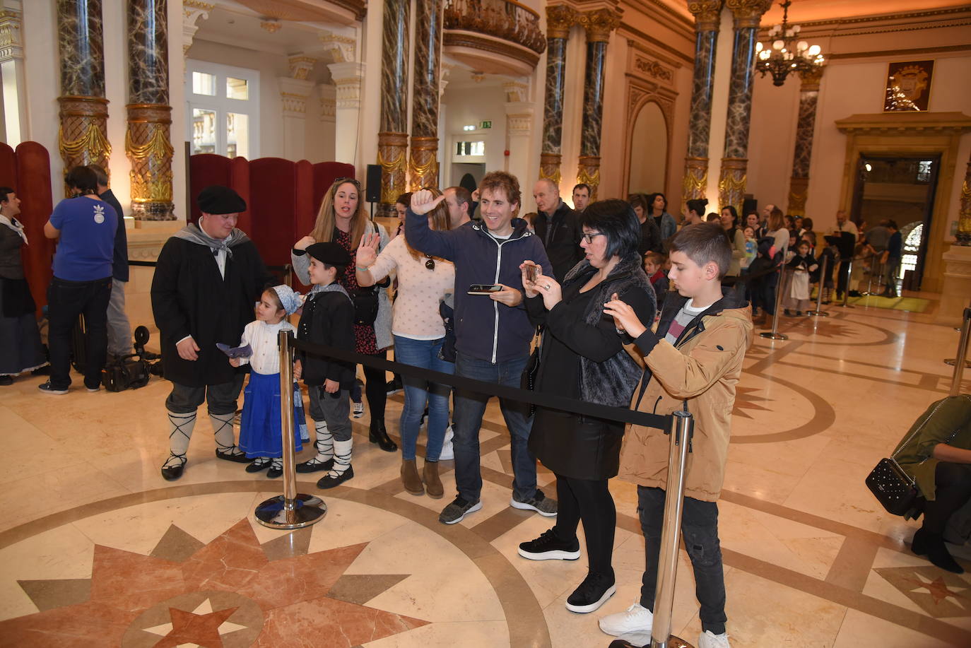 Olentzero y Mari Domingo han recorrido todos los rincones de San Sebastián para recoger las peticiones de los más pequeños.