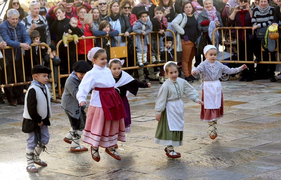 Fotos: Visita de Olentzero y Mari Domingi a Lezo