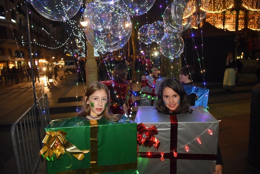 Olentzero y Mari Domingo han recorrido todos los rincones de San Sebastián para recoger las peticiones de los más pequeños.