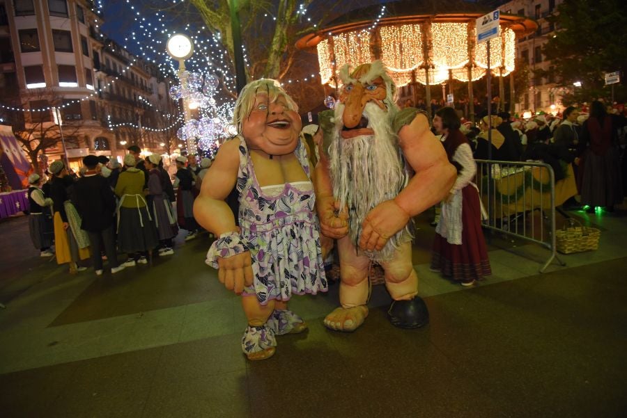 Olentzero y Mari Domingo han recorrido todos los rincones de San Sebastián para recoger las peticiones de los más pequeños.