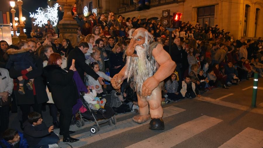 Olentzero y Mari Domingo han recorrido todos los rincones de San Sebastián para recoger las peticiones de los más pequeños.